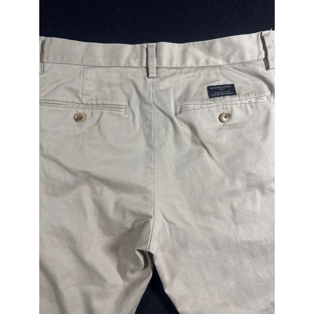 Banana Republic Mens 31x32 Tapered Fit Khaki Chino Pants Tailoring Performance